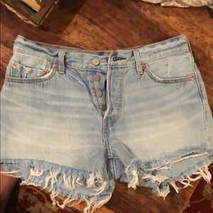 Classic light wash Levi’s denim shorts